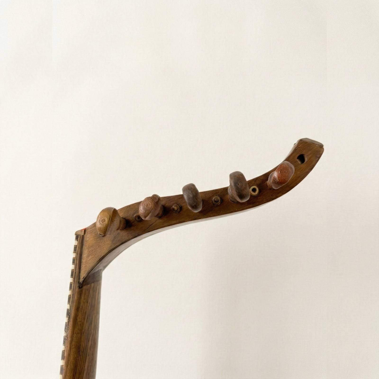 Side view of Anwar Kebbe 1997 Oud pegbox