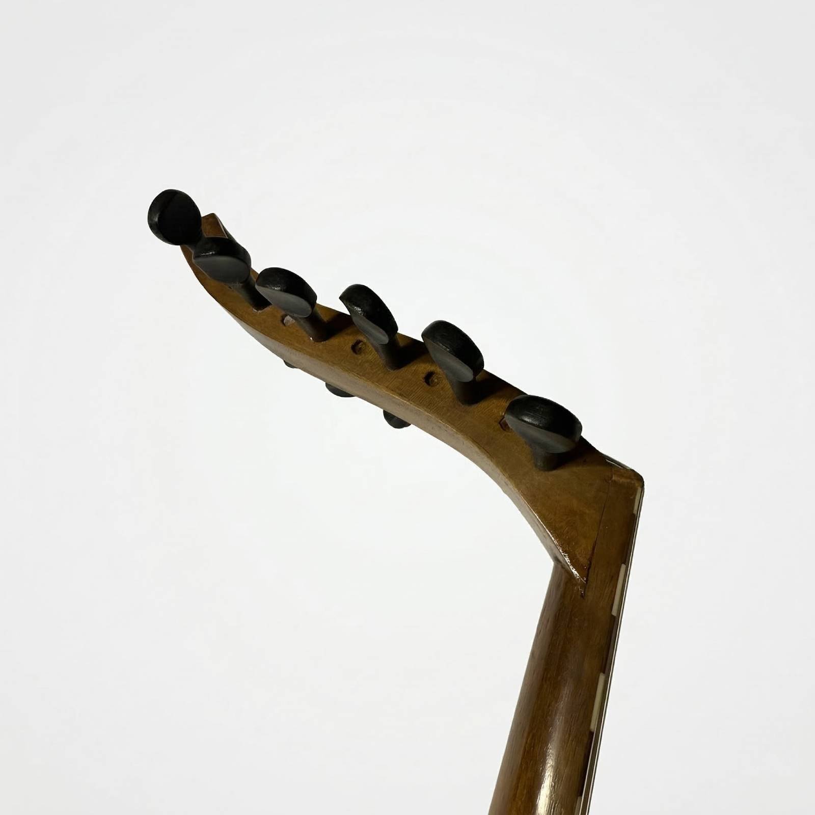 Left side view of Georges Barsoum 1962 Oud Pegbox