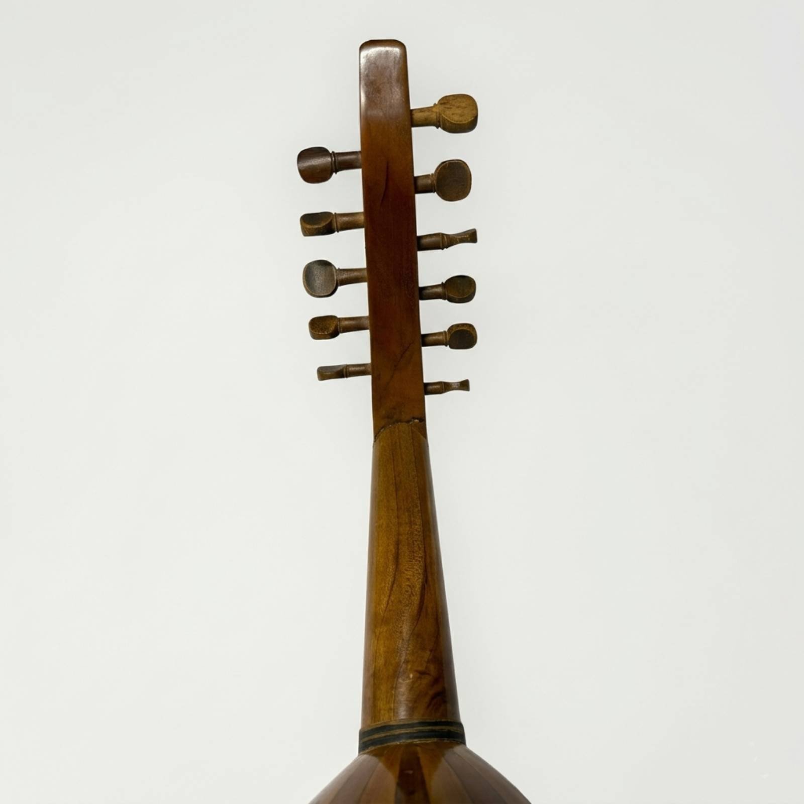 Back view of Habib Abyad 1963 Oud pegbox