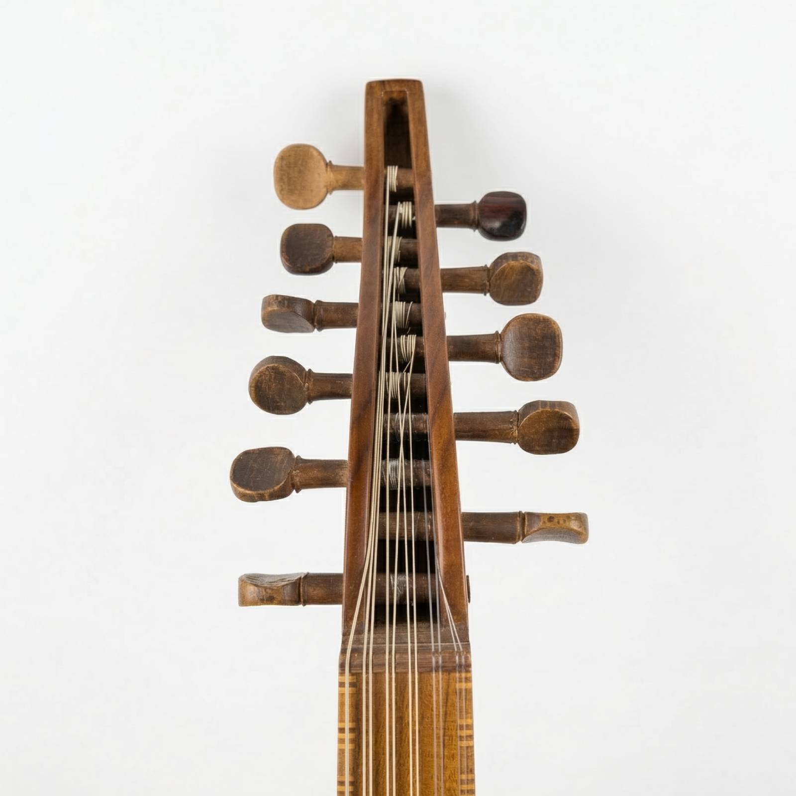 Front view of Habib Abyad 1963 Oud pegbox