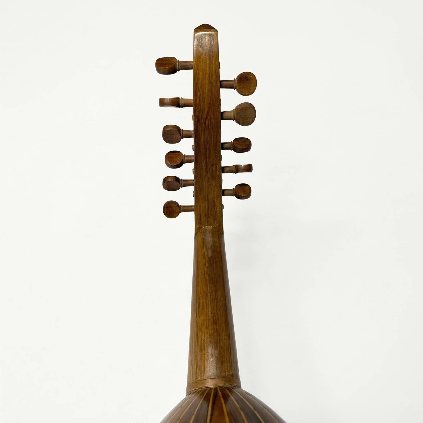 Back view of Habib Abyad 1989 Oud pegbox