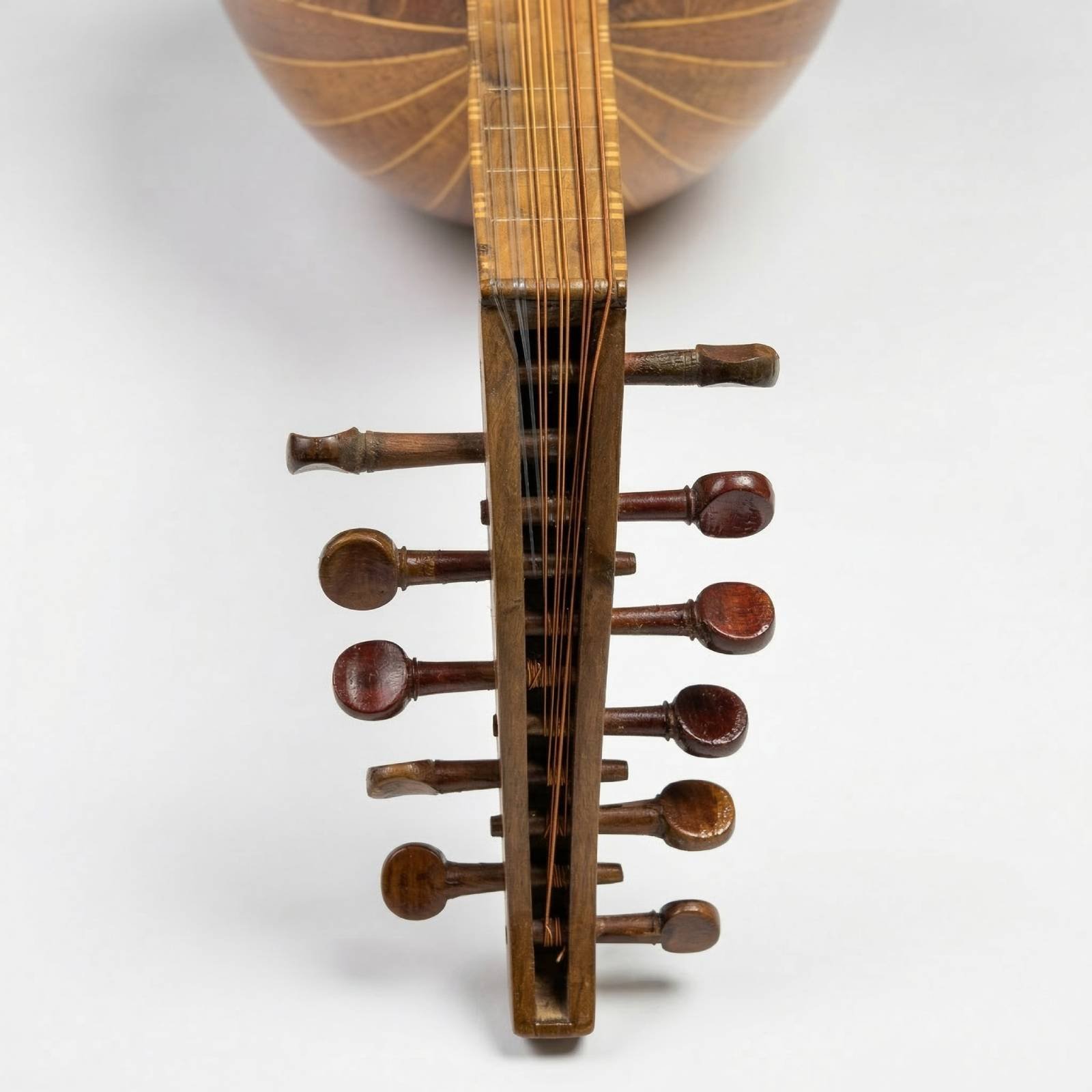 Front view of Habib Abyad 1993 Oud pegbox