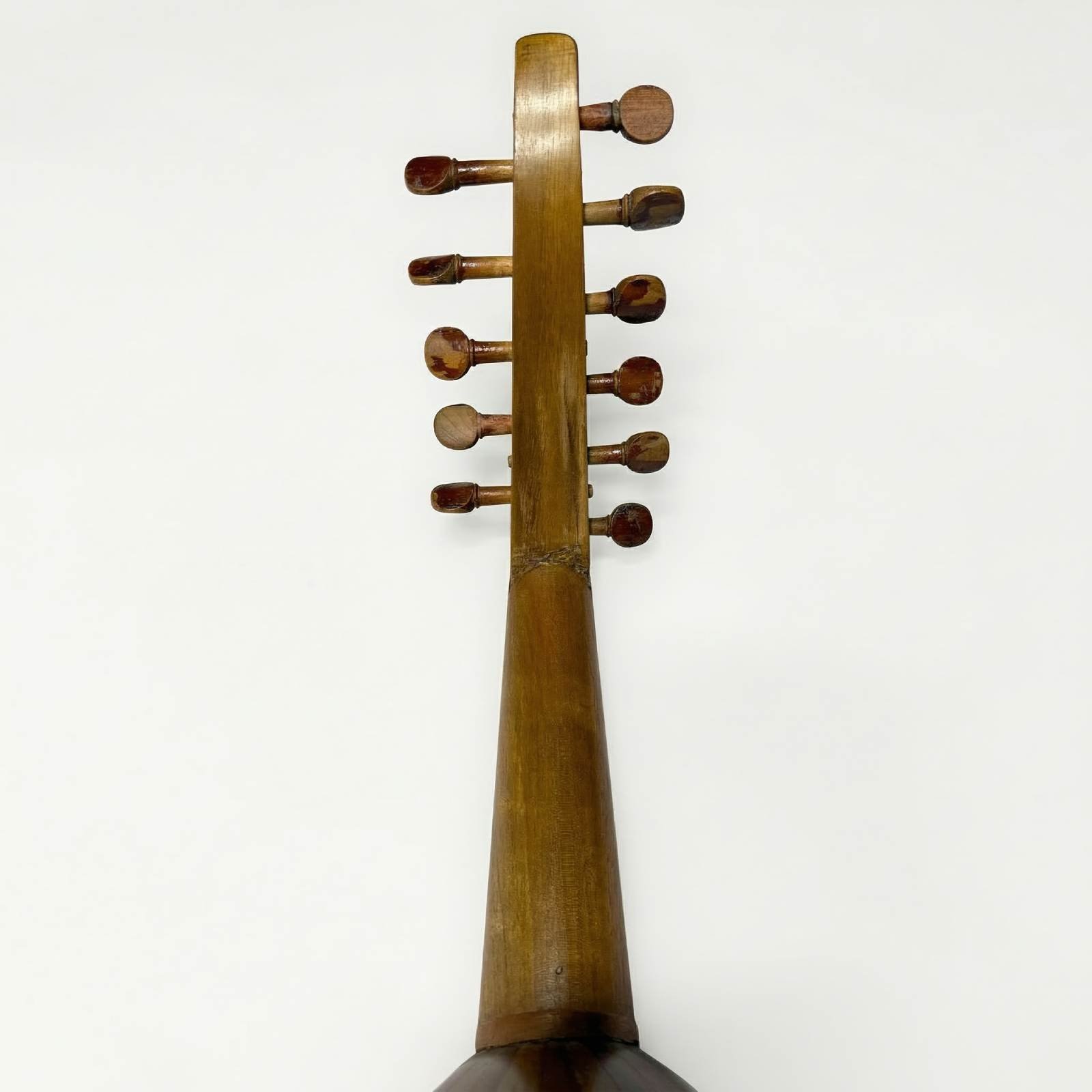 Back view of Jamil Yorgaki Antoun 1940 Oud pegbox