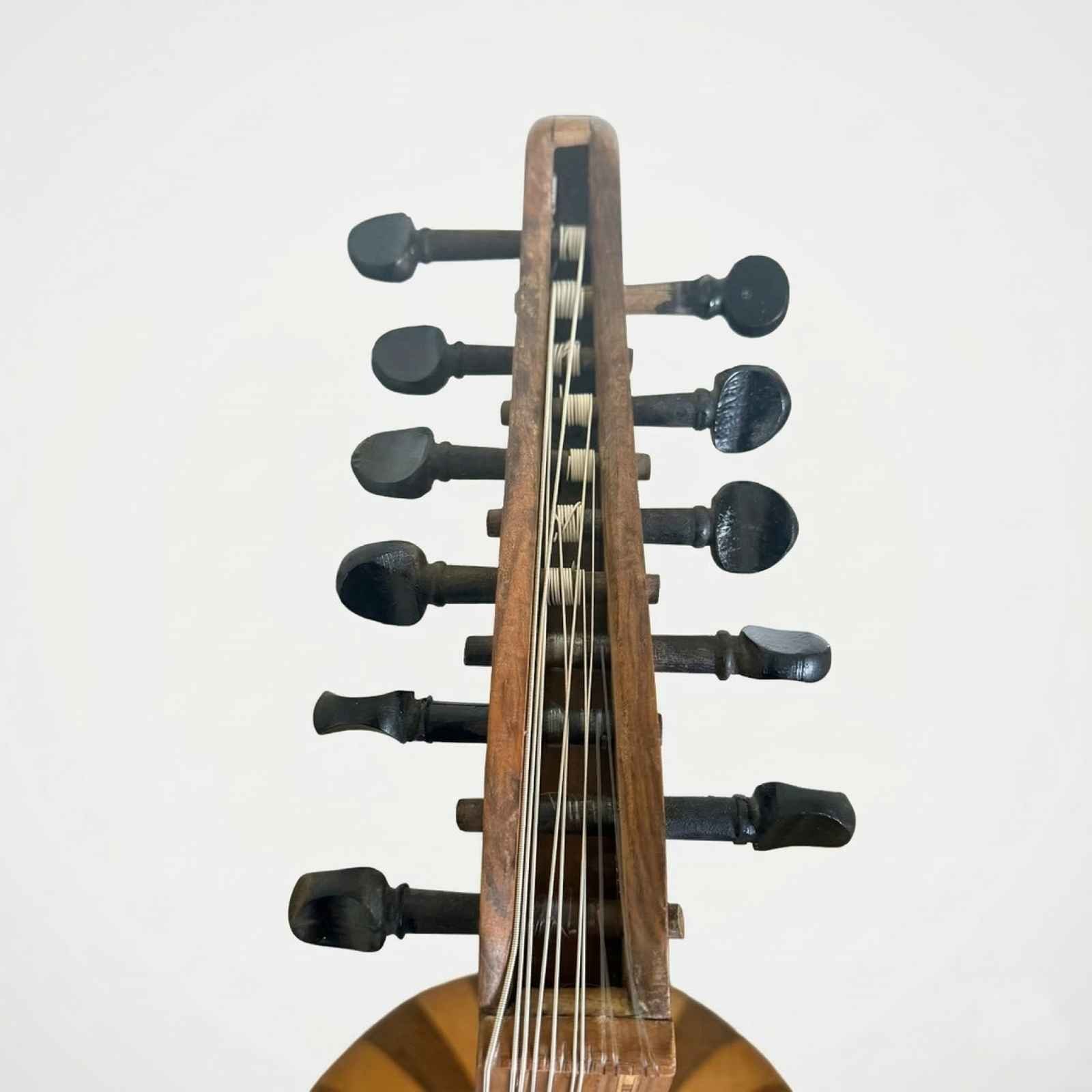 Front view of Mahmoud Safi 1968 Oud pegbox