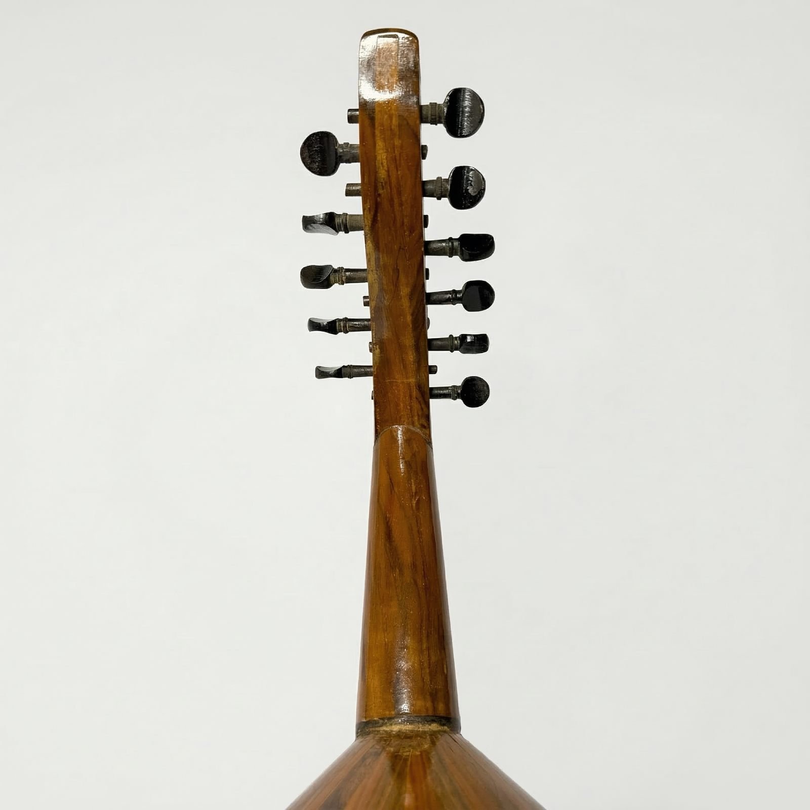 Back view of Mahmoud Safi 1969 Oud neck