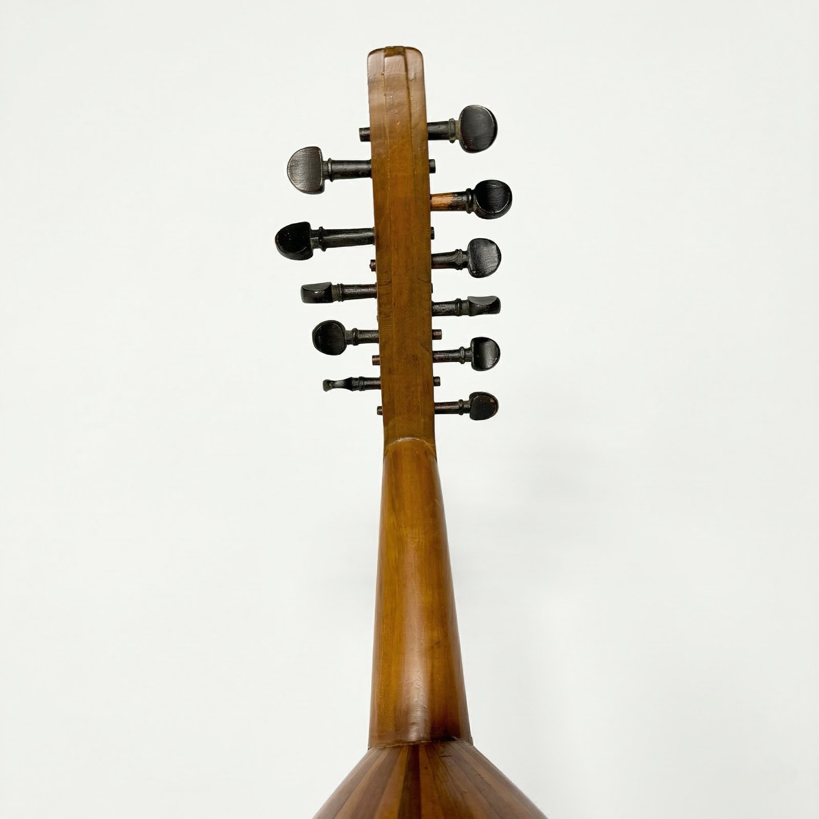 Back view of Mahmoud Safi 1972 Oud pegbox