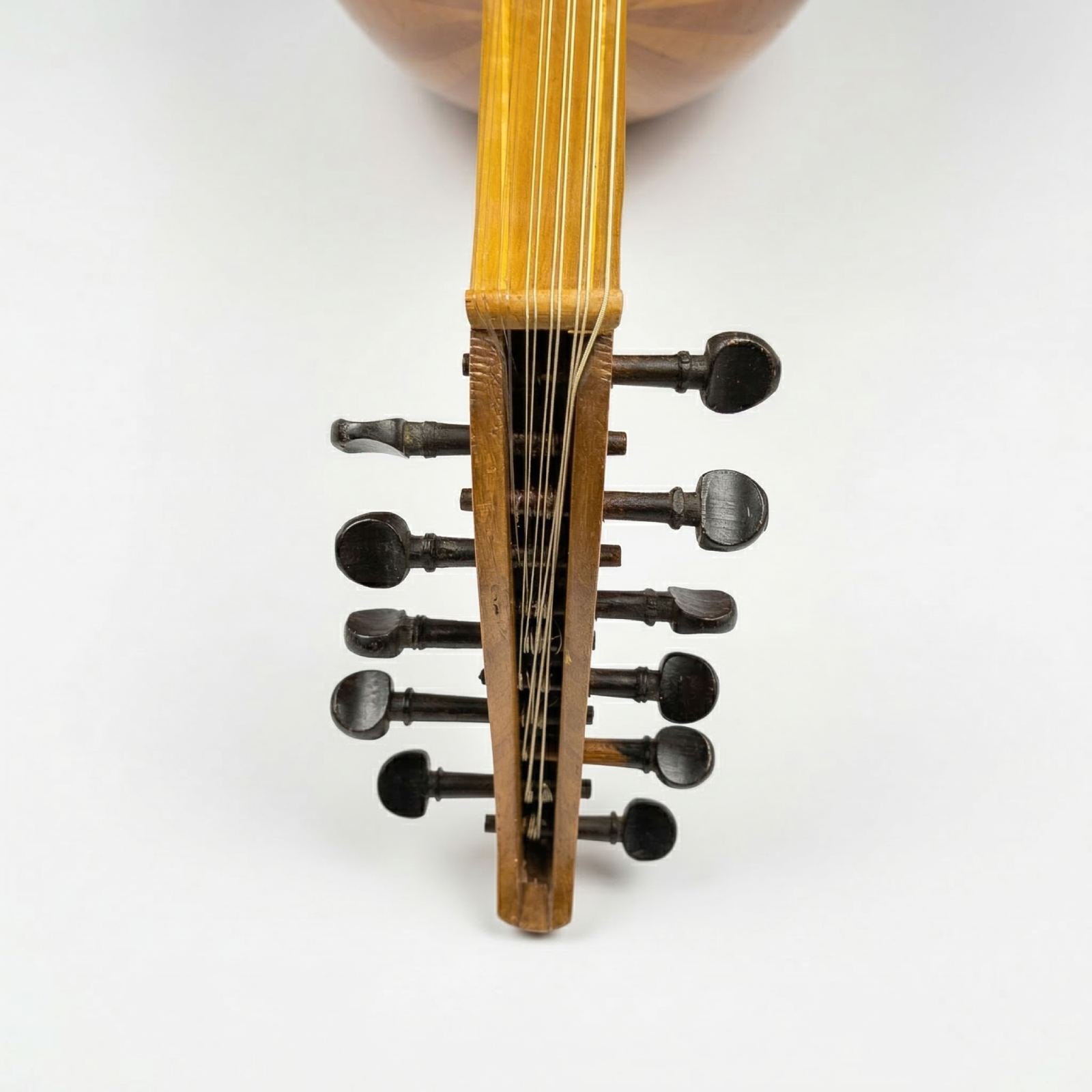 Front view of Mahmoud Safi 1972 Oud pegbox
